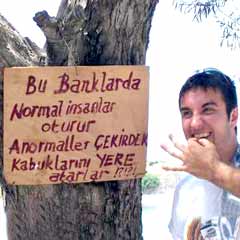 Çekirdek kabukları çimleri kurutuyor  