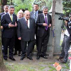 Toptan'dan Nazım'ın ruhuna dua