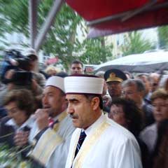 Saylan'ın imamı, CHP rozeti takıyor