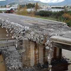 Doğubayazıt'ta sel köprü yıktı; yolu trafiğe kapattı