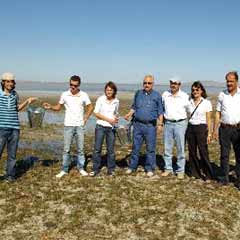 Seyfe Gölü'ne kovayla su taşıdılar