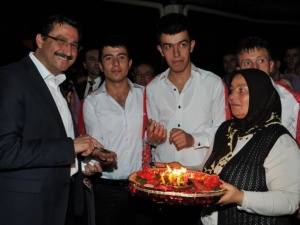 Belediye Başkanı Ak, asker adaylarına kına yaktı