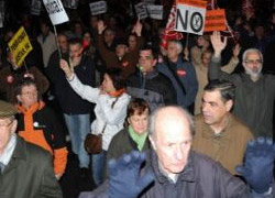 35 bin bankacı işsiz kalınca protestolar başladı