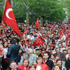 Türklerin üstüne insan pisliği attılar!