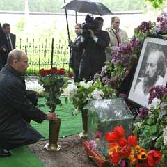 Putin'den Sovyet muhaliflere kabir ziyareti