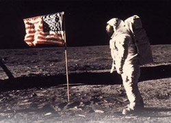 Ay'a ilk ayak basan astronot öldü