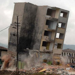 Enkaz altında kalan işçiler kurtarıldı