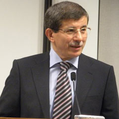 Bakan Davutoğlu Prag'dan döndü