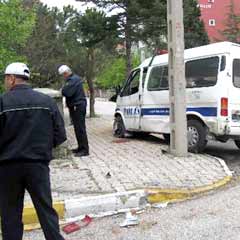 Batman'da polis aracına bombalı saldırı