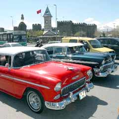 Klasik otomobiller Kayseri caddelerini turladı