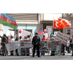 Ermeniler, Türkiye'nin ABD Büyükelçiliğinin önünde