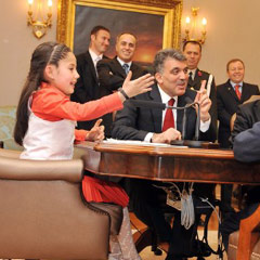 Minik Cumhurbaşkanı muhabiri azarladı-FOTO