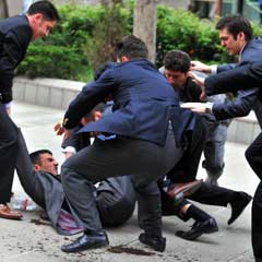 Başbakanlık önünde kendini yakma girişimi