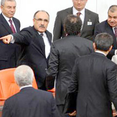 Bakan Atalay'ın üstüne yürüdü