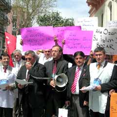 Öğretmenv e müdür atamaları protesto edildi