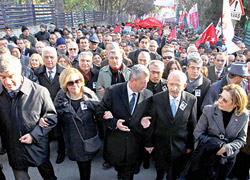 Menemende CHP-İP Kol Kola
