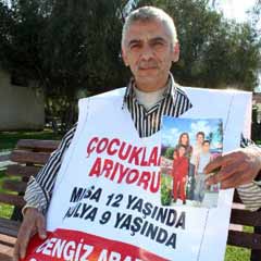 Eşi ve iki çocuğunu bulmak için il il dolaşacak