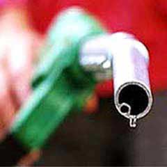 Benzine ve motorine 5 kuruş indirim