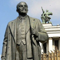 Rusya'da Lenin heykelleri saldırı altında