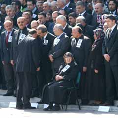 Anne Yazıcıoğlu oğlunun kabrini ziyaret etti