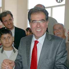 Sağ partilerin çekişmesi CHP'ye yaradı