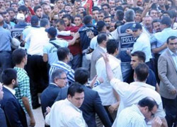 Şehit cenazesinde bakanlara şişe yağdırdılar