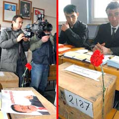 Sandığa gül ve karanfil bırakıldı
