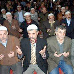 Eller, Yazıcıoğlu ve arkadaşları için kalktı