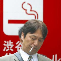 Japonya'da sigara açık alanda da yasaklanıyor