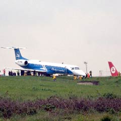 Pistten çıkan uçak piste çekildi