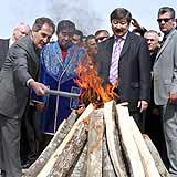 Günay, Nevruz ateşi yaktı, demir dövdü