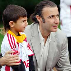 Üstünel: Futbolcuların psikolojisiyle oynanıyor