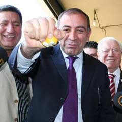 Tekin görevi de kötüye kullanmış!