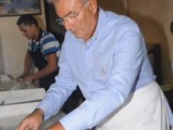 Deniz Baykal Antalya'da gazetecilere börek açıp yedirdi