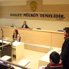 Öğrenciler, hayali mahkemede hünerlerini sergiledi