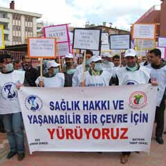 Sağlıkçılar yürüdü, eğitimciler tebeşir bıraktı