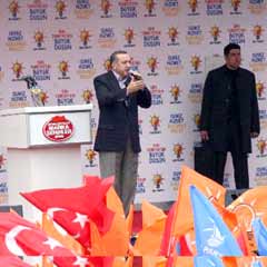 Baykal'a: Çocuklara kötü örnek oluyorsun!