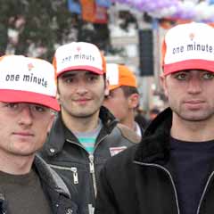 AK Parti mitinginde "one minute" şapkaları