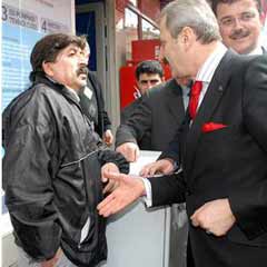 Bakan Çağlayan'ın eli havada kaldı