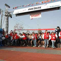 Runtalya'da 7'den 70'e 6 bin kişi koştu