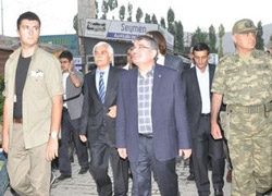 İdris Naim Şahin'e taşlı protesto!