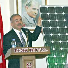 Güler, güneş panelinde hamsi kızartmış