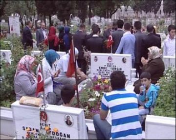 Şehitlikte gözyaşı sel oldu