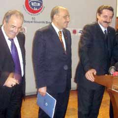 1 mayıs tatili için işçi işveren öpüşmesi