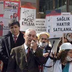 Sağlıkçılar, şiddeti protesto etti