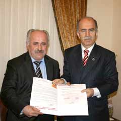 Anne ve babasının adına okul yaptıracak  