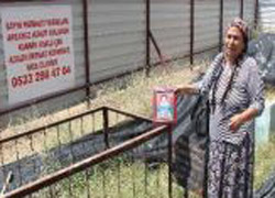 Oğlunun mezarına apartman diktiler!