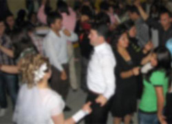 'Eşi, kızı düğünde oynayan deyyustur'