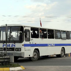 Taraftarlar polis otosuna saldırdı