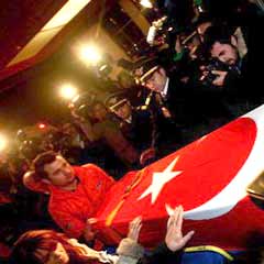 Mürettebat için THY önünde tören